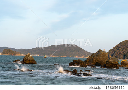 早朝の海と岩のある風景 138056112