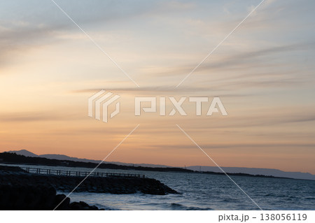 冬の夕暮れの海岸線 冬の夕暮れの海岸線 138056119
