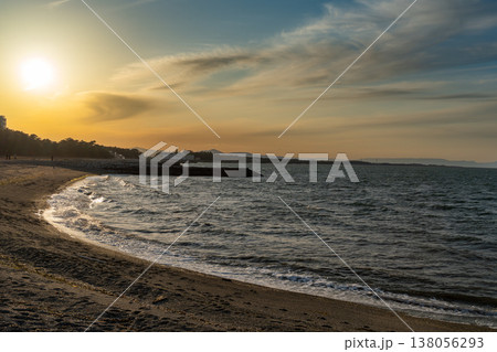 夕日に染まる海 138056293