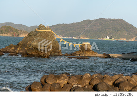 夫婦岩と青い海 夫婦岩と青い海 138056296