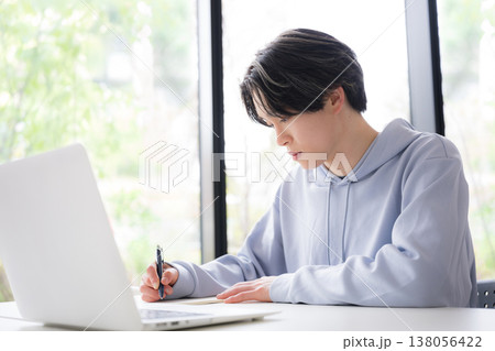 大学や予備校などの授業をうける大学生のような若い男性の教室や講義室で勉強するイメージ 大学や予備校などの授業をうける大学生のような若い男性の教室や講義室で勉強するイメージ 138056422