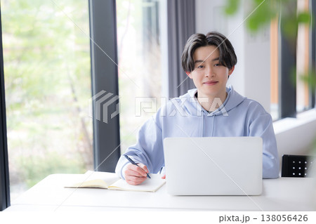 大学や予備校などの授業をうける大学生のような若い男性の教室や講義室で勉強する 138056426