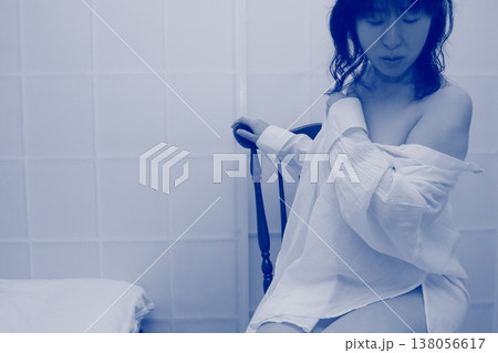 白いドレスを着て椅子に座る女性 138056617