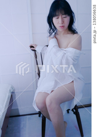 白いドレスを着て椅子に座る女性 白いドレスを着て椅子に座る女性 138056638