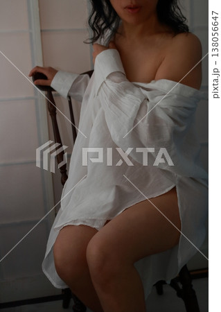 白いドレスを着て椅子に座る女性 白いドレスを着て椅子に座る女性 138056647
