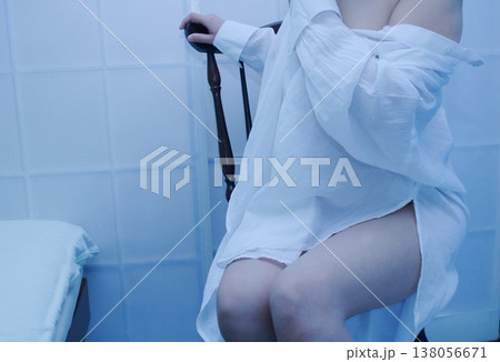 白いドレスを着て椅子に座る女性 138056671