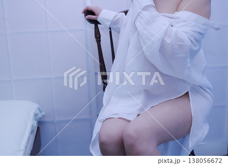 白いドレスを着て椅子に座る女性 138056672