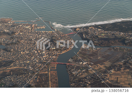 太平洋へ流れる那珂川と涸沼川　航空写真 138056716