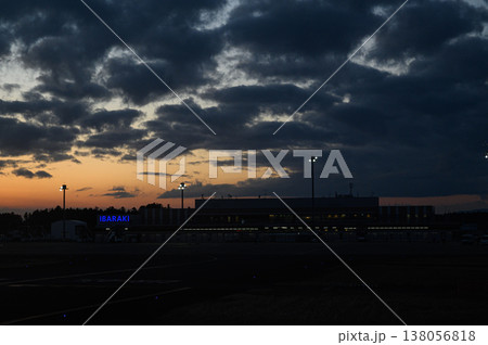 夕闇の中の茨城空港 夕暮れの風景 夕闇の中の茨城空港 夕暮れの風景 138056818