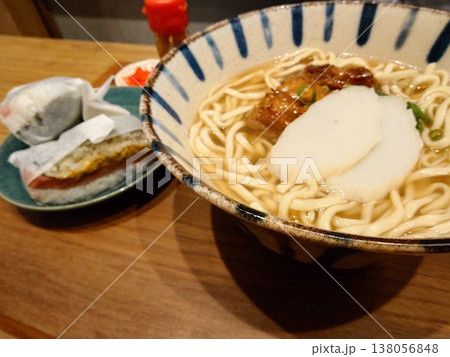 温かい沖縄そばとスパムおにぎり 温かい沖縄そばとスパムおにぎり 138056848