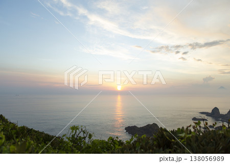 佐多岬から見る東シナ海に沈む夕日 佐多岬から見る東シナ海に沈む夕日 138056989