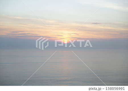 佐多岬から見る東シナ海に沈む夕日 佐多岬から見る東シナ海に沈む夕日 138056991