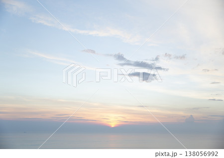 佐多岬から見る東シナ海に沈む夕日 佐多岬から見る東シナ海に沈む夕日 138056992