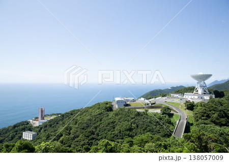 内之浦宇宙空間観測所 M(ミュー)センターとパラボラアンテナ 138057009