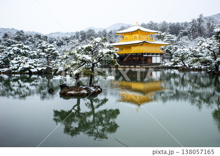金閣寺の雪景色 138057165