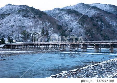 嵐山渡月橋の雪景色 138057166