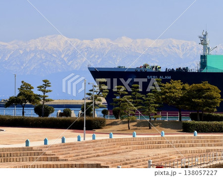 海王丸パークに帆船海王丸、新湊大橋、残雪の立山連峰を望む富山の絶景 海王丸パークに帆船海王丸、新湊大橋、残雪の立山連峰を望む富山の絶景 138057227
