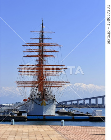 海王丸パークに帆船海王丸、新湊大橋、残雪の立山連峰を望む富山の絶景 海王丸パークに帆船海王丸、新湊大橋、残雪の立山連峰を望む富山の絶景 138057231