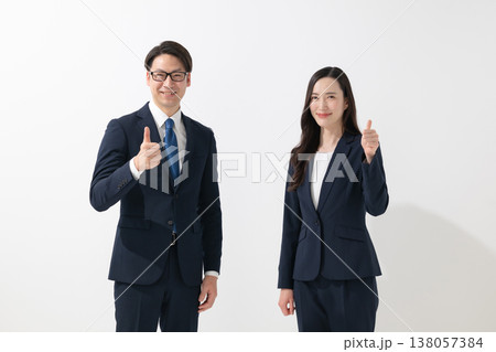 ビジネスマンとビジネスウーマン ビジネスマンとビジネスウーマン 138057384