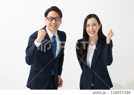 ビジネスマンとビジネスウーマン ビジネスマンとビジネスウーマン 138057386