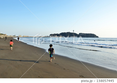 湘南片瀬江ノ島海岸の砂浜を走る子供たち 138057445