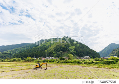 兵庫県朝来市の円山川付近の田舎風景 兵庫県朝来市の円山川付近の田舎風景 138057536