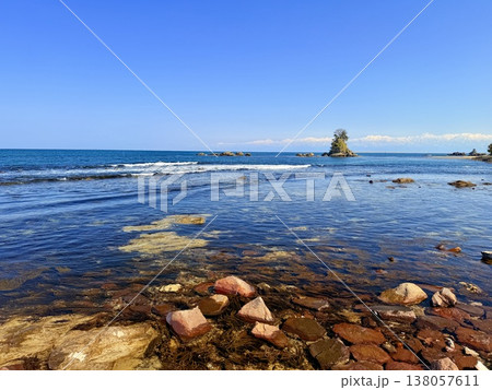 富山県高岡市の雨晴海岸から望む女岩と積雪した立山連峰 138057611