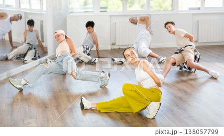 Teen girl with group of teenage friends, learn to dance hip hop Teen girl with group of teenage friends, learn to dance hip hop 138057799