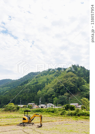 兵庫県朝来市の円山川付近の田舎風景 兵庫県朝来市の円山川付近の田舎風景 138057954