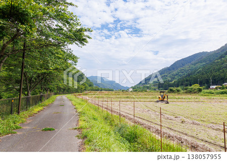 兵庫県朝来市の円山川付近の田舎風景 兵庫県朝来市の円山川付近の田舎風景 138057955