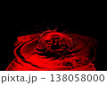 水面にはじけるしずくと波紋【赤】 138058000