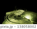 水面にはじけるしずくと波紋【黄色1】 138058002