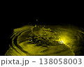 水面にはじけるしずくと波紋【黄色2】 138058003