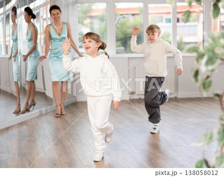 Boy and girl train to dance contemporary vigorous hip hop during classes. Boy and girl train to dance contemporary vigorous hip hop during classes. 138058012