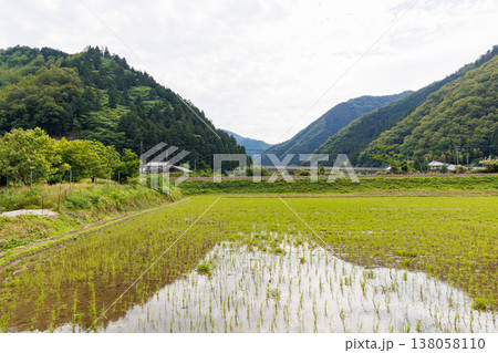 兵庫県朝来市の円山川付近の田舎風景 兵庫県朝来市の円山川付近の田舎風景 138058110