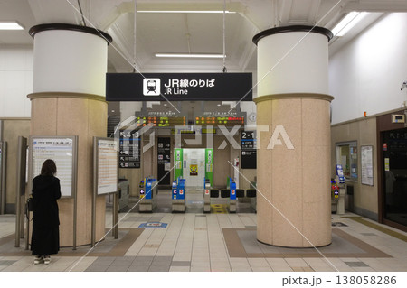レトロな兵庫駅の改札口に並ぶ自動改札 138058286