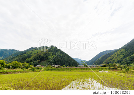 兵庫県朝来市の円山川付近の田舎風景 兵庫県朝来市の円山川付近の田舎風景 138058293