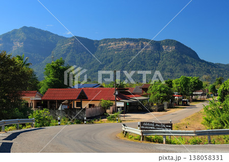 ラオスのカムムアン県クーンカム郡の周辺風景 138058331