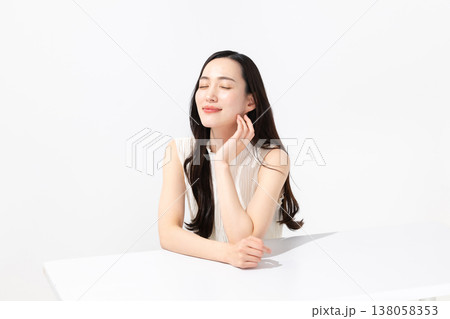 頬杖をつく女性 138058353
