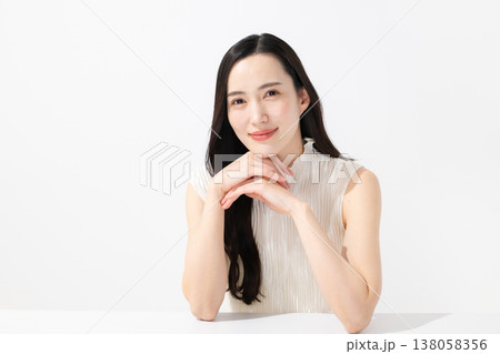 頬杖をつく女性 頬杖をつく女性 138058356