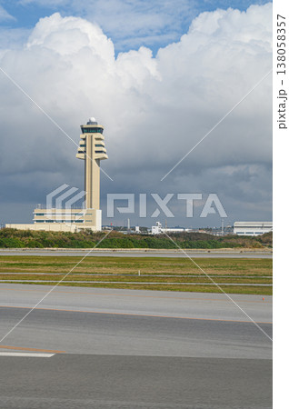 那覇空港の管制塔　空港の風景 138058357