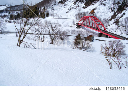 ダム湖の雪景色 ダム湖の雪景色 138058666