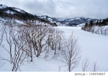 ダム湖と雪山 ダム湖と雪山 138058667