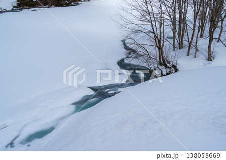 ダム湖の雪解け 138058669