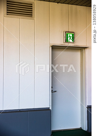 立体駐車場の避難誘導灯と非常口 138058929