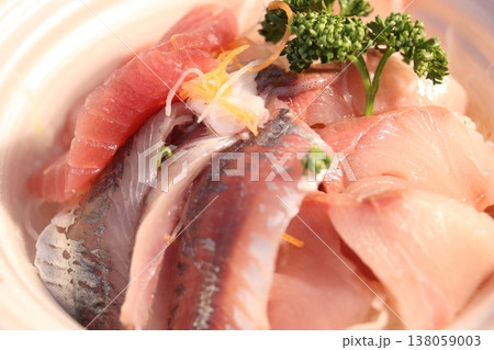 家庭的で素朴な自宅調理の海鮮丼 138059003