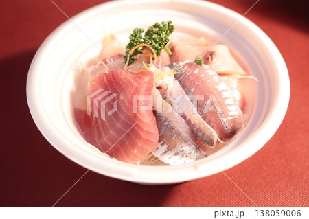 おいしい刺身たくさんの海鮮丼 おいしい刺身たくさんの海鮮丼 138059006