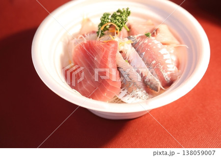 おいしい刺身盛り合わせの海鮮丼 138059007
