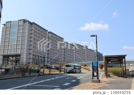 九州大学ウエスト1号館（理学部・理学研究院・大学院理学府）バス停とバス 138059258