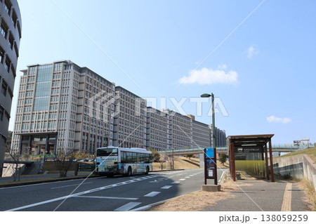 九州大学ウエスト1号館(理学部・理学研究院・大学院理学府)バス停とバス 九州大学ウエスト1号館(理学部・理学研究院・大学院理学府)バス停とバス 138059259